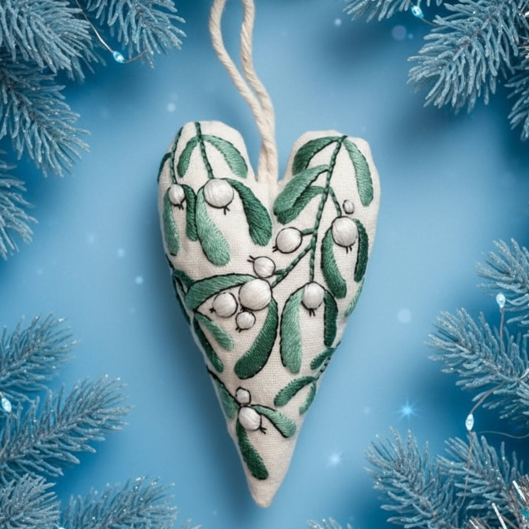 Skanto | DIY broderisett for hjerteformede juledekorasjoner med stoff, tråd og nåler