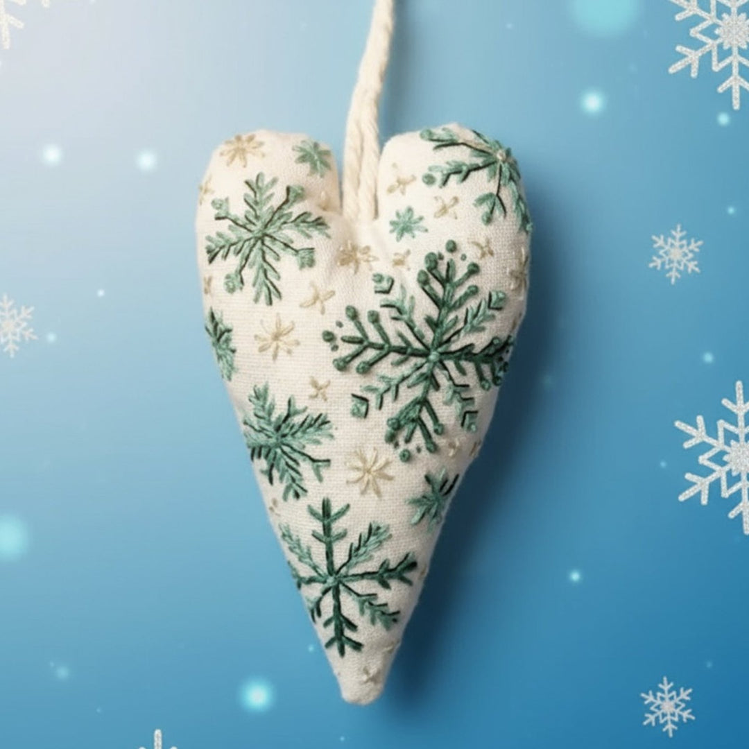 Skanto | DIY broderisett for hjerteformede juledekorasjoner med stoff, tråd og nåler