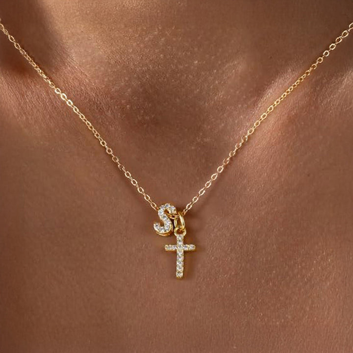 Skanto | Liten Diamant Initial & Kors Smykke