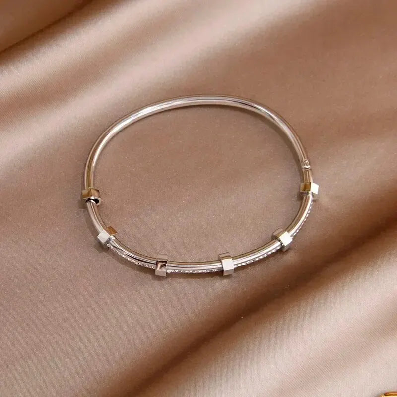 Skanto | Klassisk Diamond Hex Bangle Bracelet