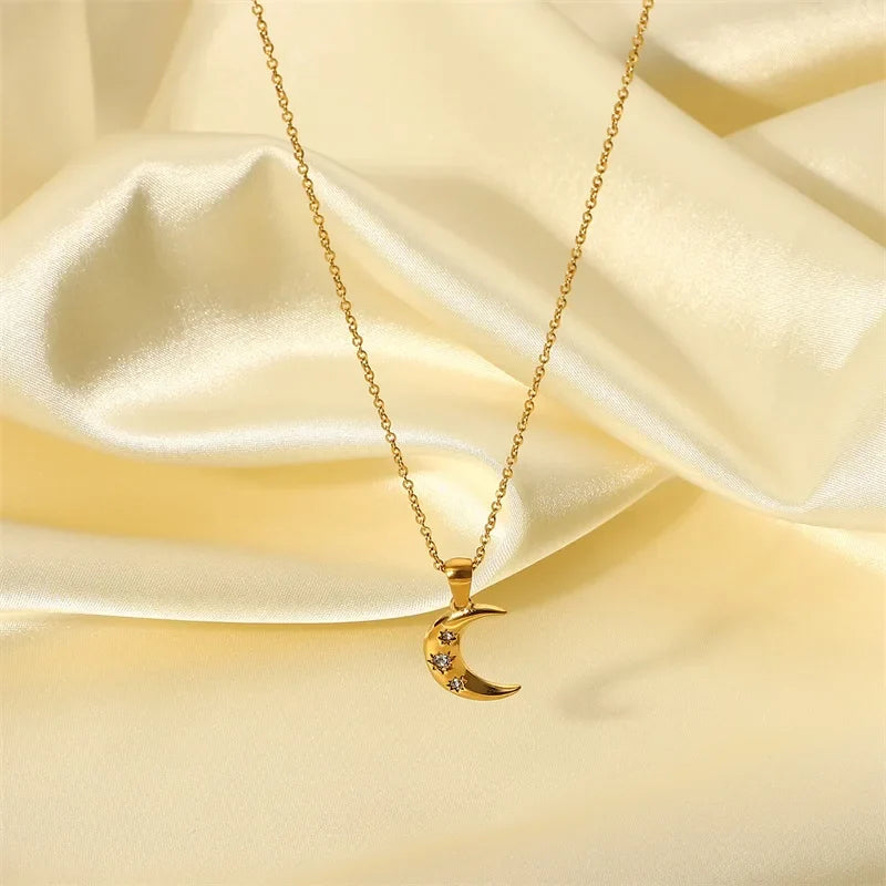 Skanto | 18k diamantsmykket halvmåne halskjede