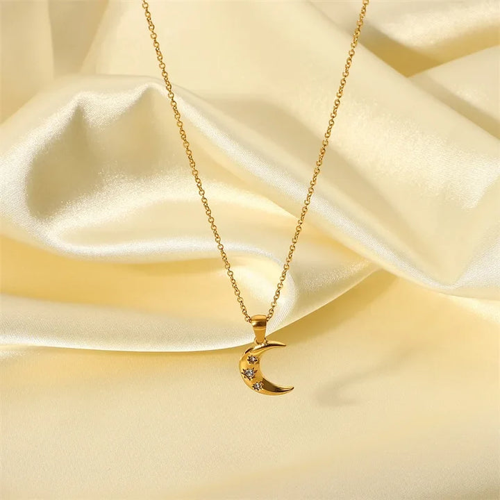 Skanto | 18k diamantsmykket halvmåne halskjede
