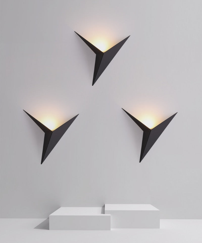 Skanto | Triangulær Vegglampe – Minimalistisk Design