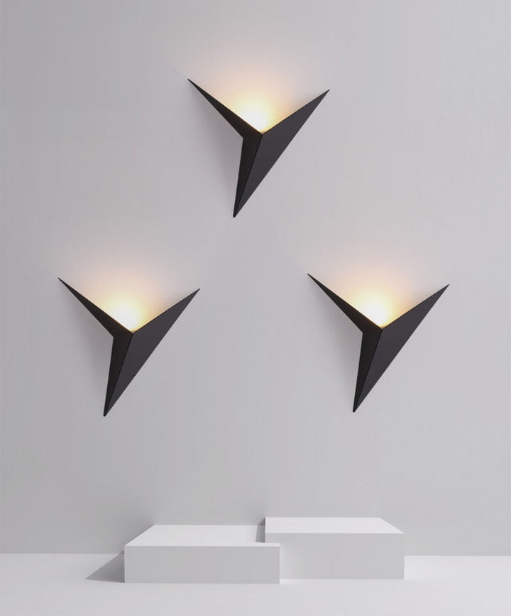 Skanto | Triangulær Vegglampe – Minimalistisk Design