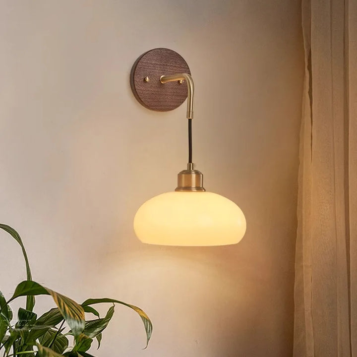 Skanto | WalnutEdge – Moderne Vegglampe i Valnøtt og Messing