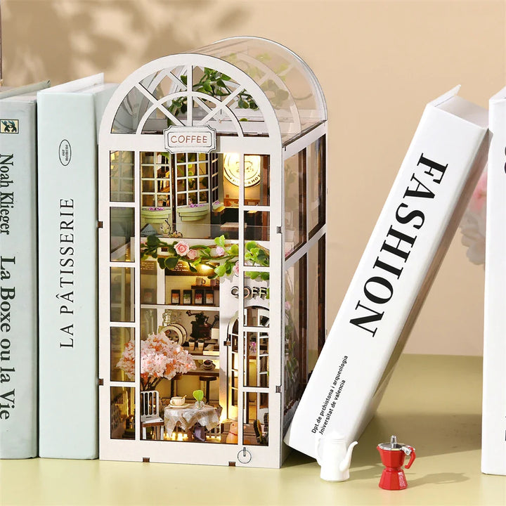 Skanto | SoleCaffè DIY Bokhylle | Miniatyr Kaffehus 3D Trebyggesett | Med LED-belysning | Kreativ Bokhylla Diorama & Gaveidé