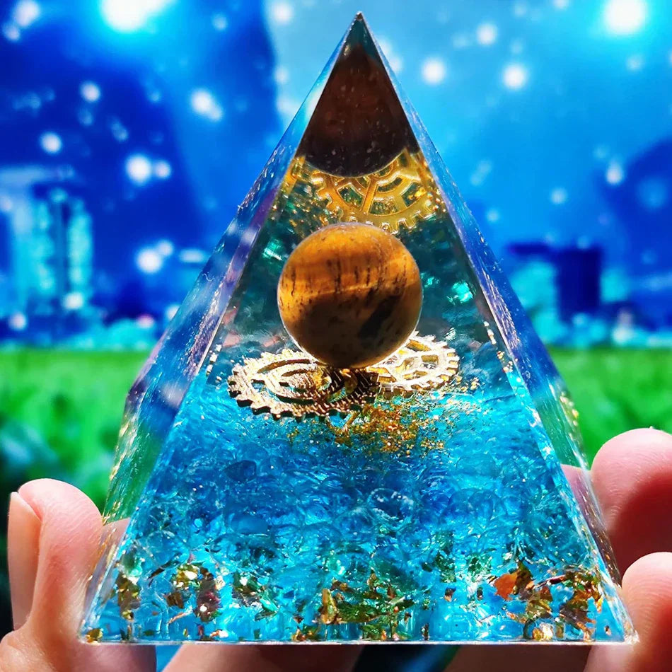 Skanto | Orgonite Pyramide med Ametyst Pendel – Energi, Beskyttelse og Dekorasjon