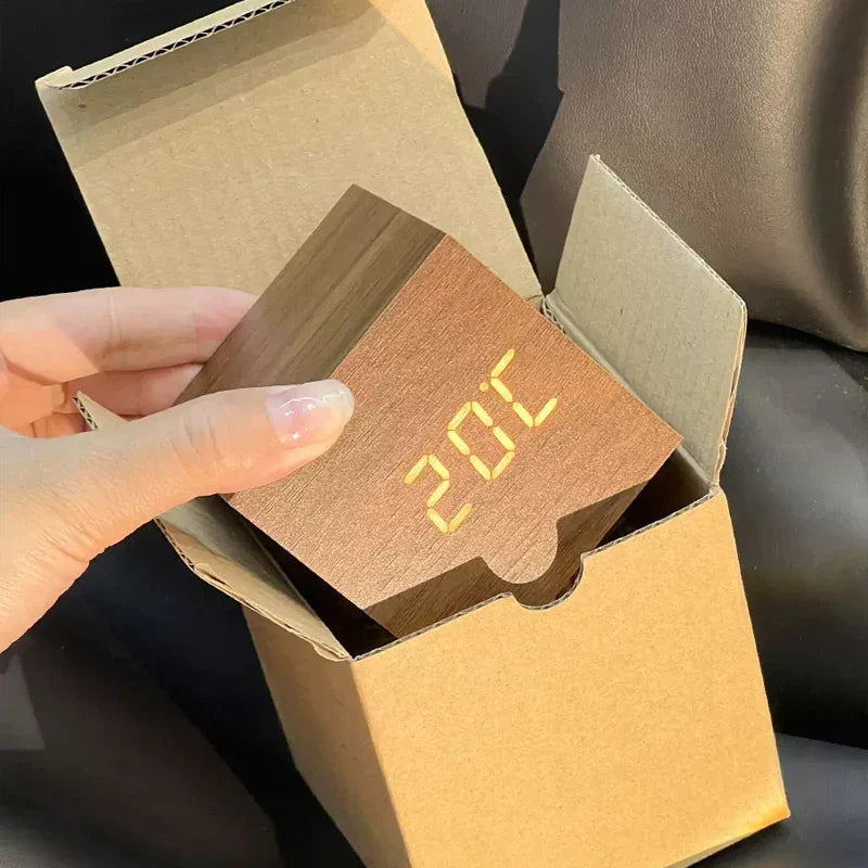 Norvo | Tre LED Vekkerklokke med Temperaturvisning, Digital Tidsvisning og Minimalistisk Design – Perfekt for Soverom og Kontor