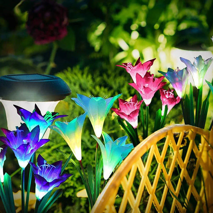 Skanto | Solenergi LED blomsterlys i liljeform – Fargeendrende hagebelysning med stake for utendørsområder