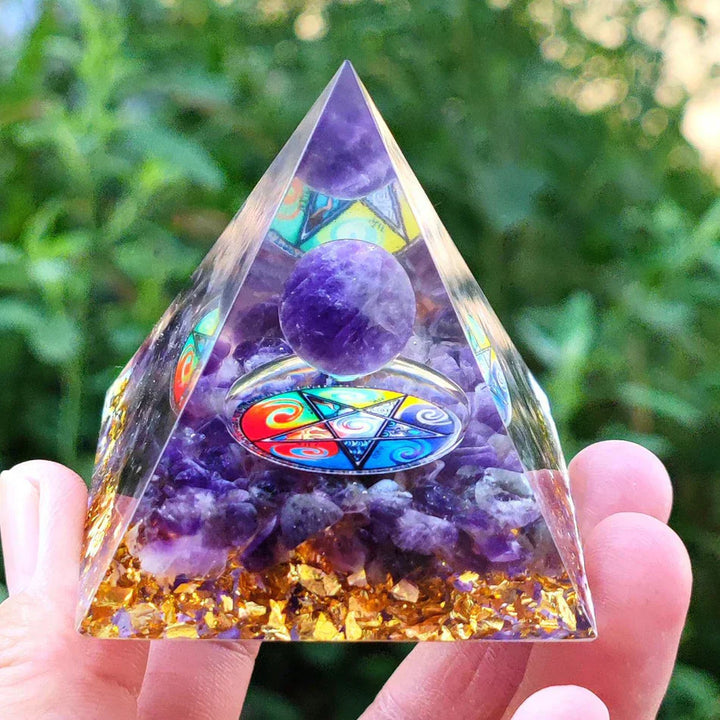 Orgonittpyramide med ametyst pendel – Energi, Beskyttelse og Dekorasjon | Skanto