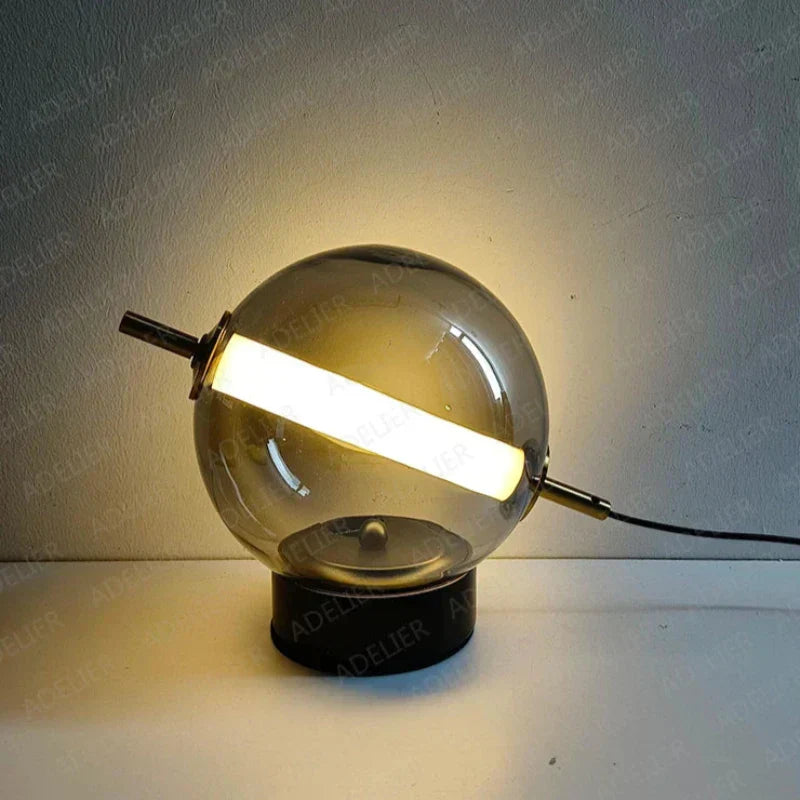 Skanto | Stilig Bordlampe med Retro Karakter