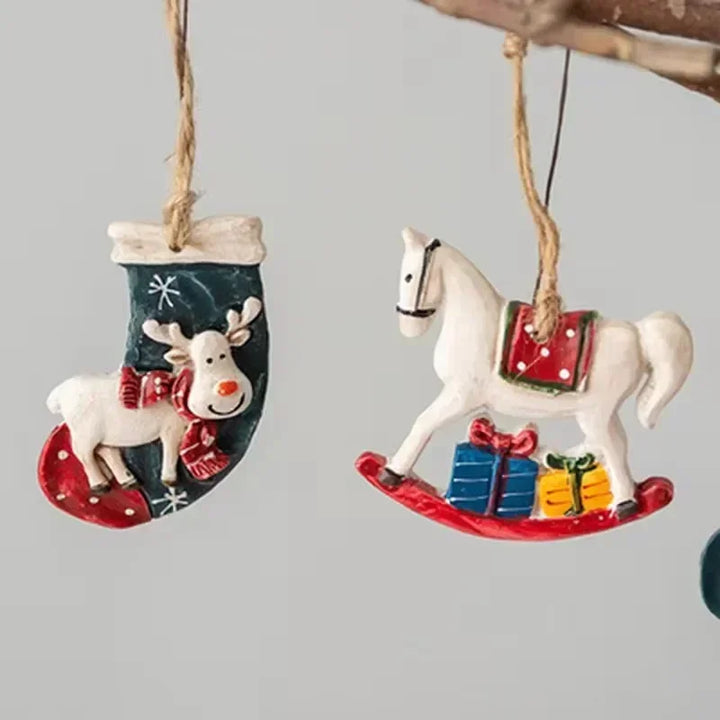 Klassisk juledekorasjon – Hengende julestrømper med elgdesign | Skanto