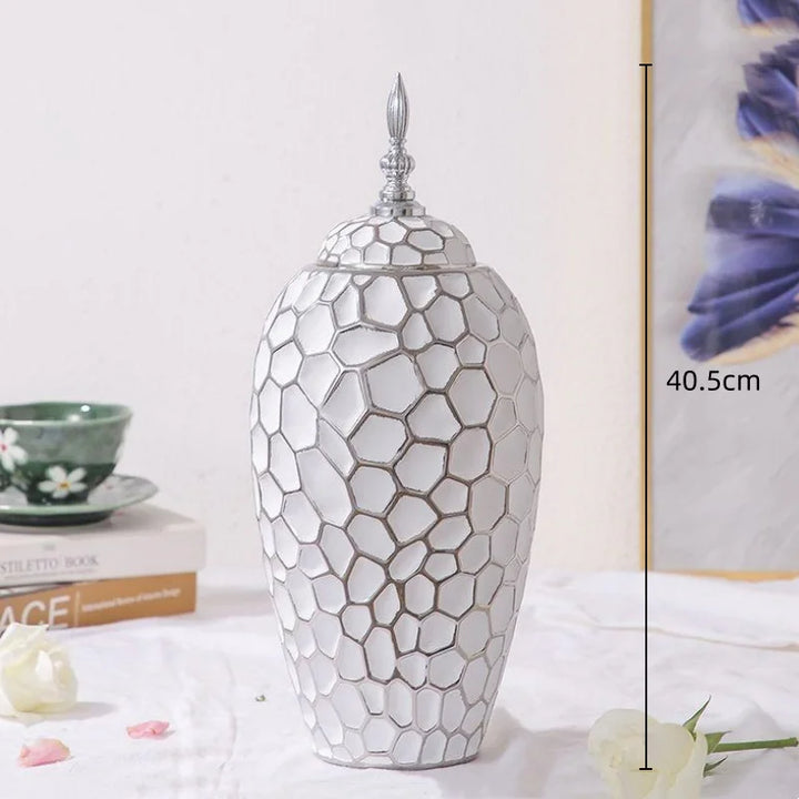 Skanto | Elegant keramikkvase med gyldne aksenter