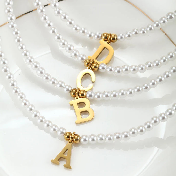 Skanto | Elegant gullbelagt perle bokstav initial halskjede