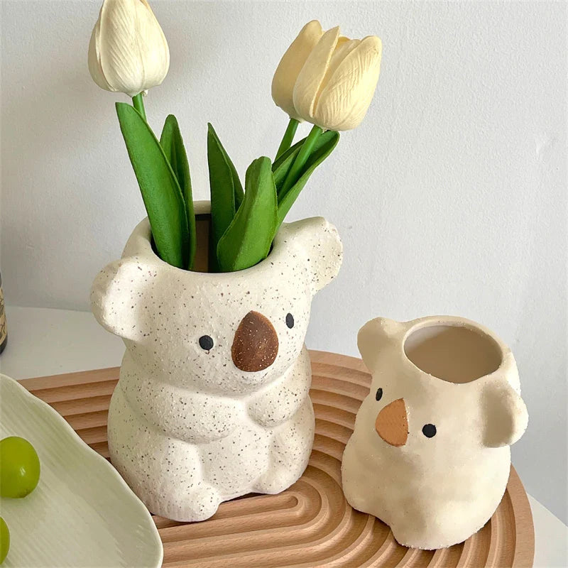 Norvo | Koalina Koala Plantekrukke | Søt Dekorativ Plantepotte Laget av Harpiks | Mini Vase for Sukulenter & Bonsai | Håndlaget Hage & Hjemmeinnredning