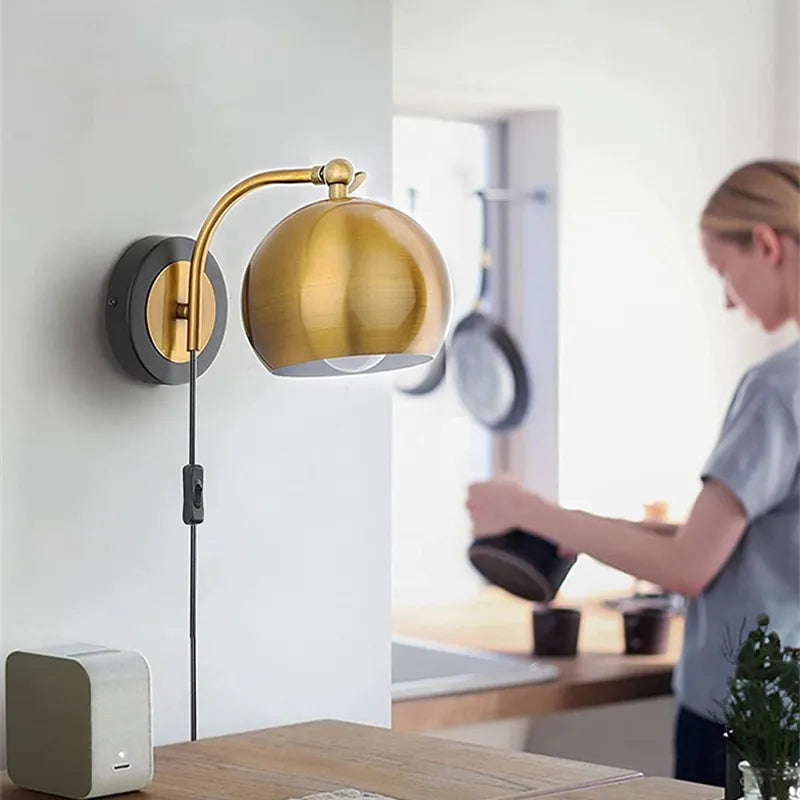 Skanto | AntiqueAura – Klassisk Vintage Vegglampe med Plugg for Elegante Rom