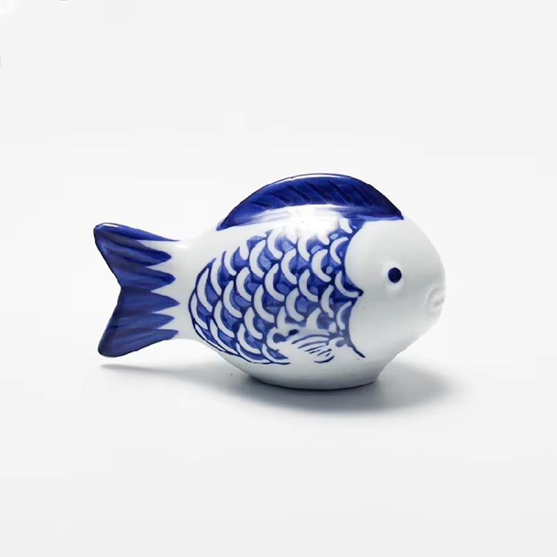 Skanto | Blå og hvit porselen flytende koi fisk skrivebords ornamente