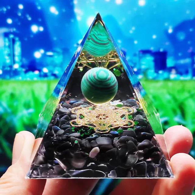 Skanto | Amethyst Peridot Orgone Pyramide - Energigenerator Krystall Reiki Chakra Orgonitt Meditasjonsverktøy