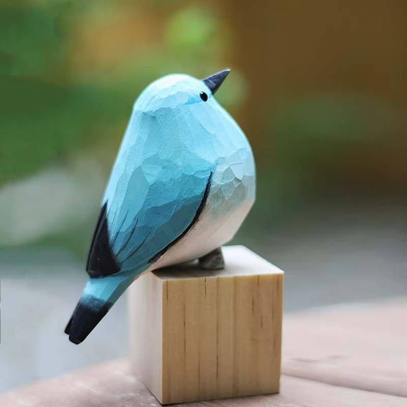 Skanto | Håndlaget Fjellblå Robin Tre Skulptur