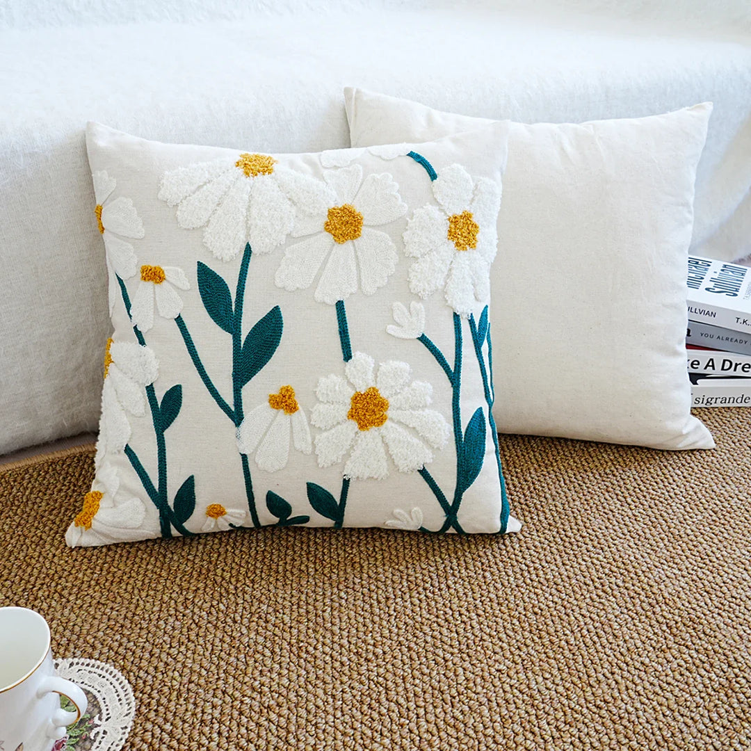 Skanto | Pute med broderte tusenfryd for sofa og stue uten fyll
