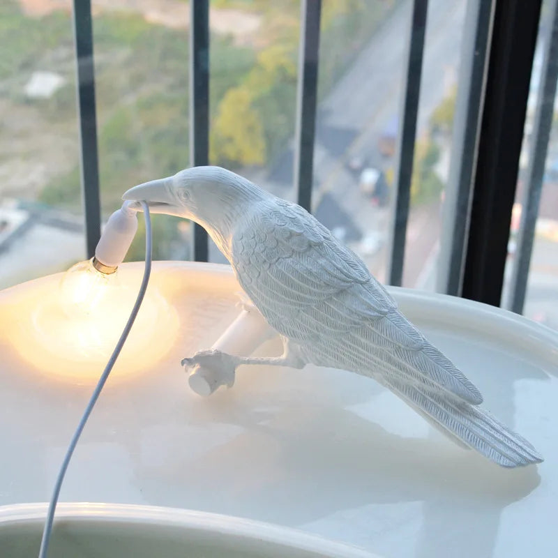 Skanto | Moderne Lucky Bird Bordlampe – Kreativ Resin Dyre Design for Soverom og Stue