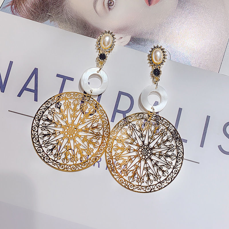 Skanto | Lange Blumen-Kettenohrringe | Elegantes leichtes Hängedesign | Gold