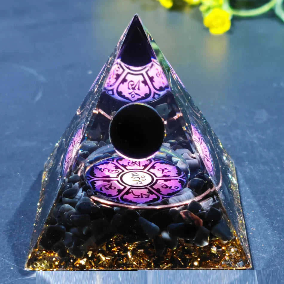 Orgonittpyramide med ametyst pendel – Energi, Beskyttelse og Dekorasjon | Skanto