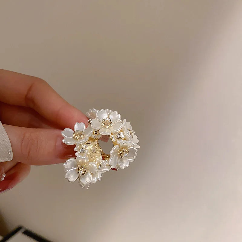 Skanto | Runde blomstermotiverte elegante øreringer