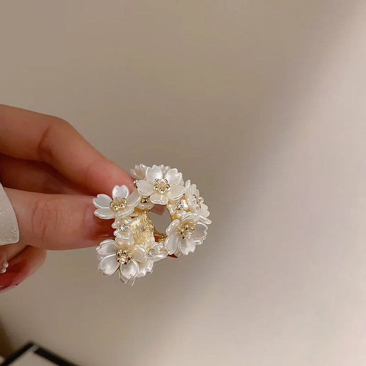 Skanto | Runde blomstermotiverte elegante øreringer