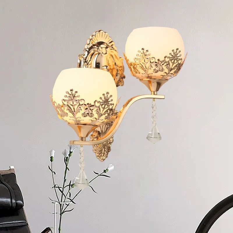CrystalLuxe – Gylden LED Vegglampe for Stemningsfull Belysning Skanto
