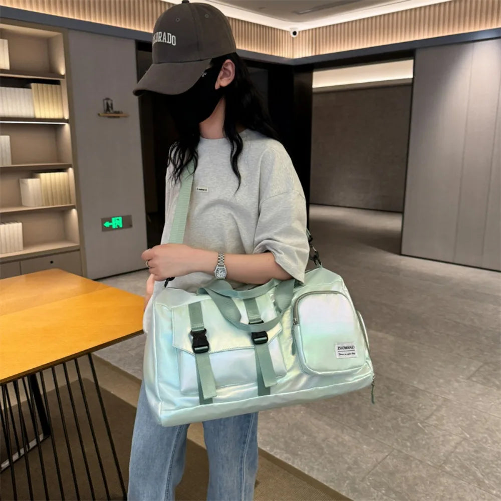 Norvo | Lumivista Holografisk Reiseveske | Stilfull Weekend Skulderveske med Sko-rom | Perfekt for Helgeturer & Korte Reiser