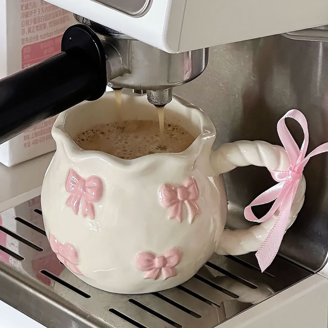 Bånd-pyntet keramisk krus – Håndlaget eleganse for kaffe- og teelskere | Skanto