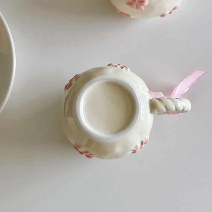 Bånd-pyntet keramisk krus – Håndlaget eleganse for kaffe- og teelskere | Skanto
