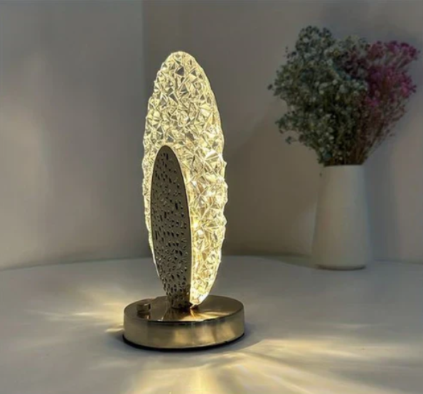 Skanto | Elegant bordlampe i påfugldesign