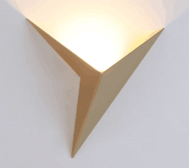 Skanto | Triangulær Vegglampe – Minimalistisk Design