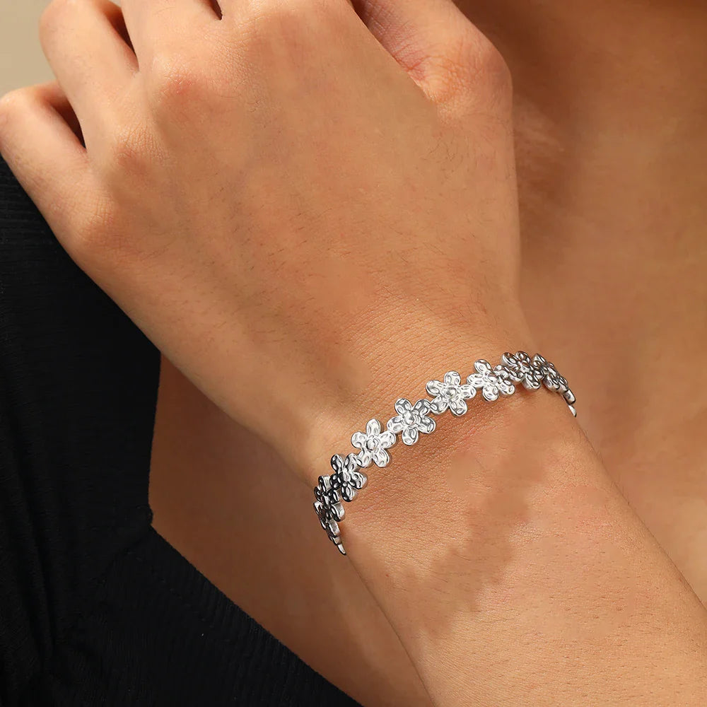 Skanto | Teksturert Blomster Bangle Cuff Armbånd