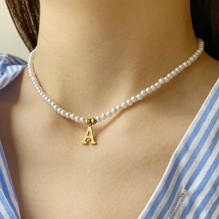 Skanto | Elegant gullbelagt perle bokstav initial halskjede