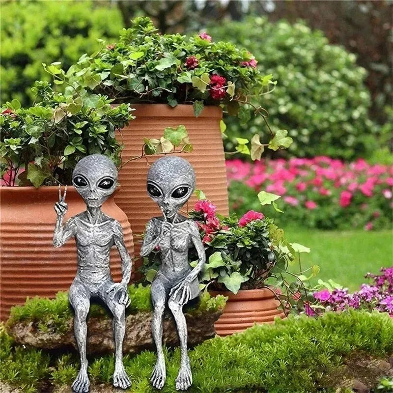 Skanto | Alien Harpiks Statue UFO Figurine for Hagedekorasjon