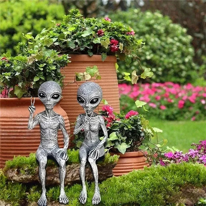 Skanto | Alien Harpiks Statue UFO Figurine for Hagedekorasjon