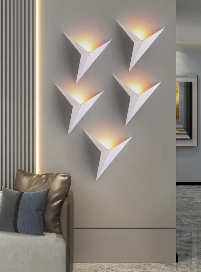 Skanto | Triangulær Vegglampe – Minimalistisk Design
