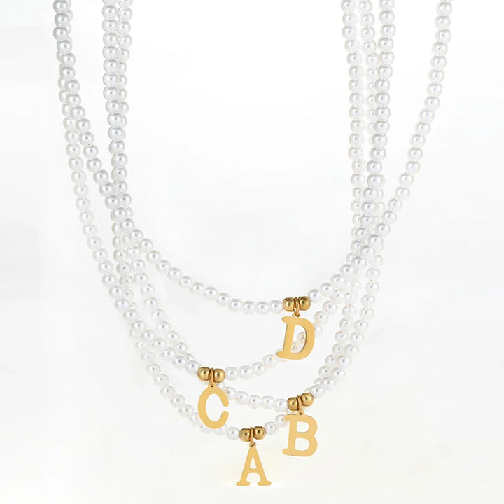 Skanto | Elegant gullbelagt perle bokstav initial halskjede
