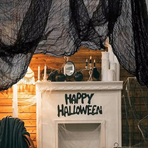 Skanto | Hengende dekorasjon laget av svart gasbind for Halloween — perfekt for vegger, peis og dører