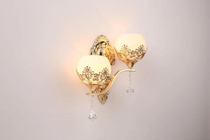 CrystalLuxe – Gylden LED Vegglampe for Stemningsfull Belysning Skanto