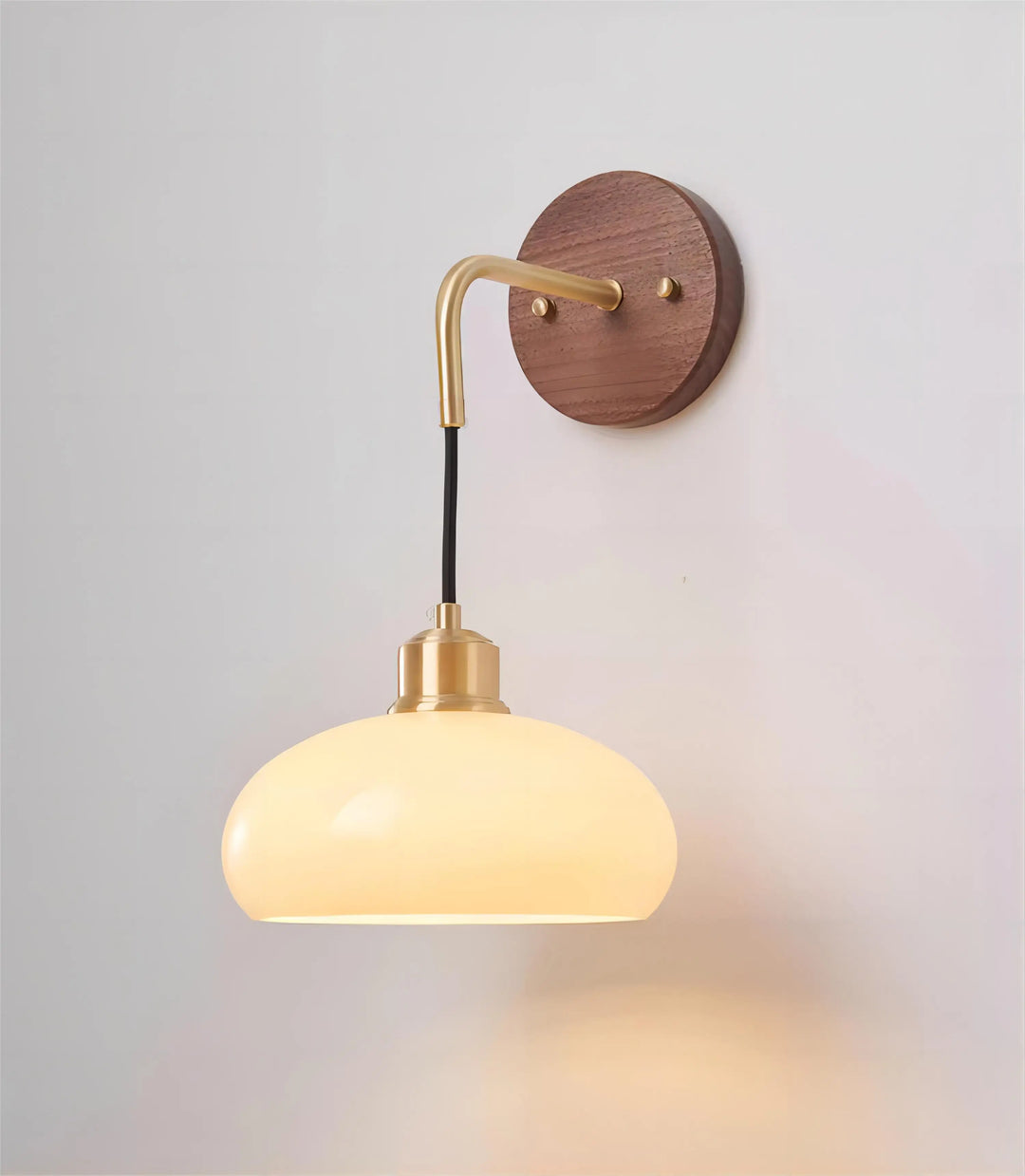 Skanto | WalnutEdge – Moderne Vegglampe i Valnøtt og Messing