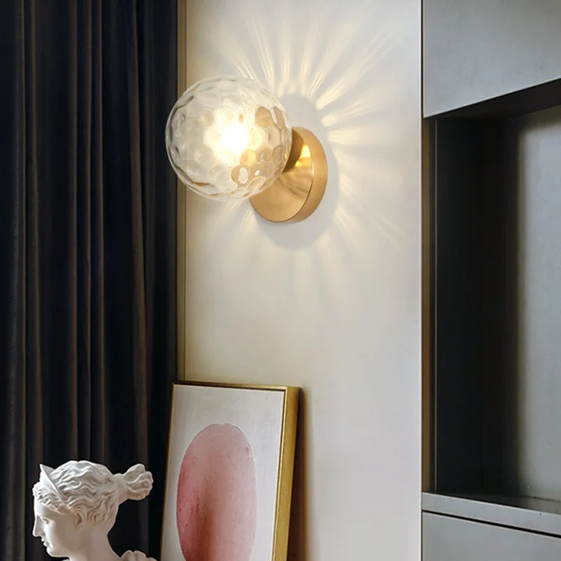 LuxeGlow - Stilfullt Gull Vegglampe med Glassball Skanto