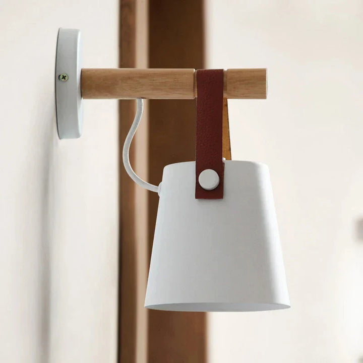 NordicGlow Light - Tre LED Vegglampe med Lærdetaljer Skanto