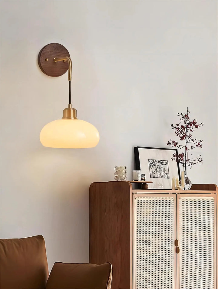 Skanto | WalnutEdge – Moderne Vegglampe i Valnøtt og Messing