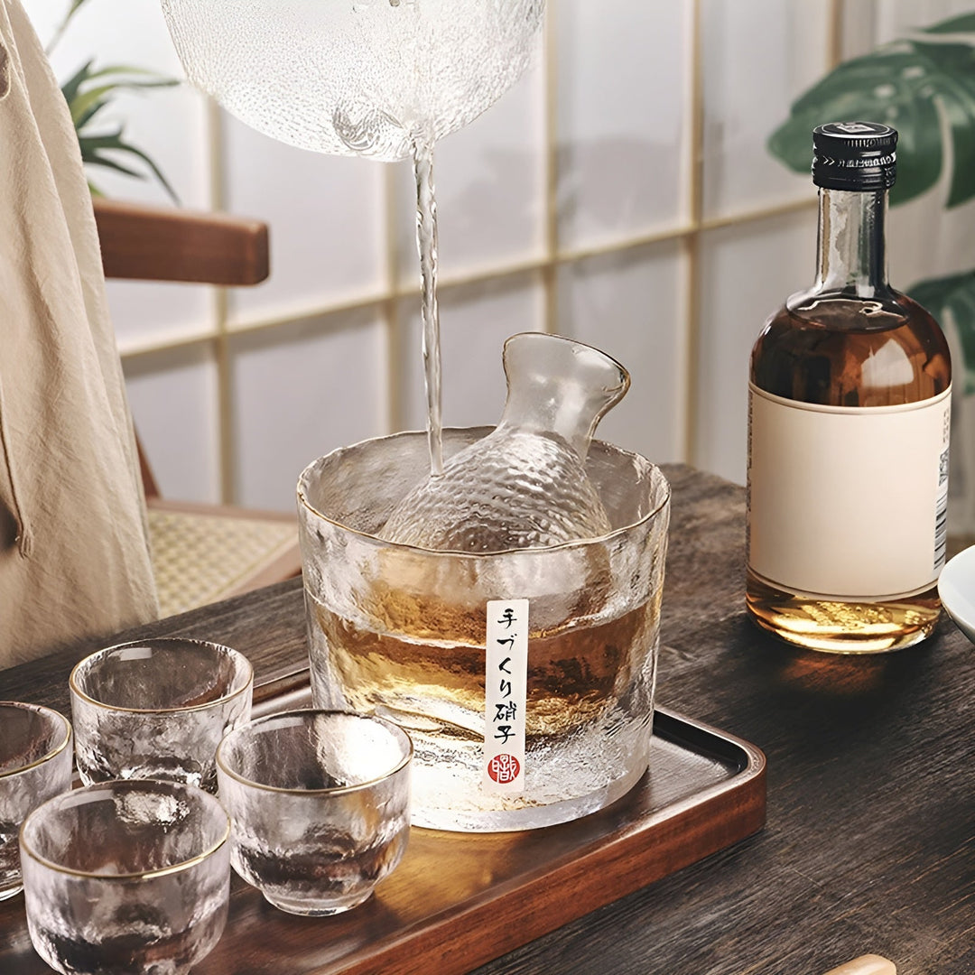 Japansk sake-sett laget av glass – Elegant karaffel med kopper | Perfekt for vin, whisky og likør | Skanto