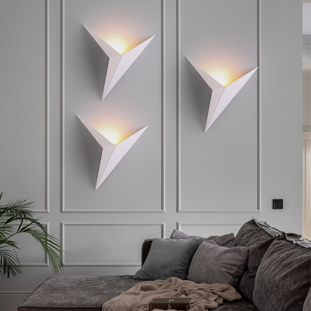 Skanto | Triangulær Vegglampe – Minimalistisk Design