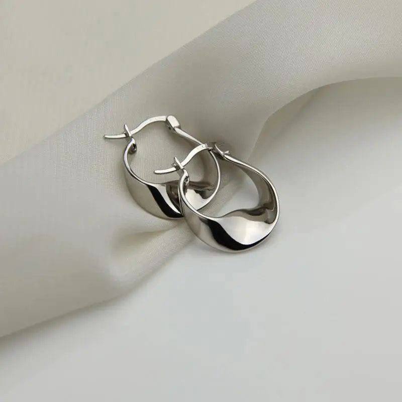 Skanto | Minimal Flattened Irregular Hoop Earrings